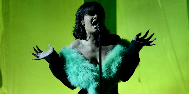 Billboard Music Awards 2016: Watch Rihanna Perform "Love on the Brain"