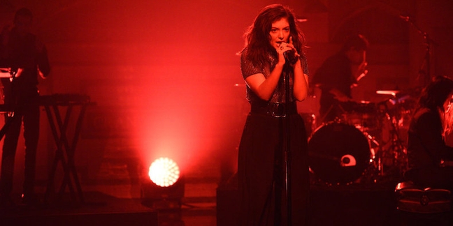 Watch Lorde Perform “Green Light” on “SNL”