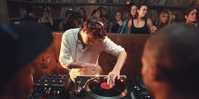 Jamie xx Performs "I Know There's Gonna Be (Good Times)" Remix With Kranium and Assassin