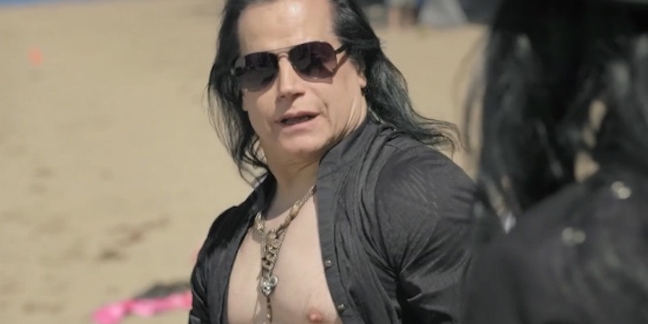 Glenn Danzig Helps a Goth Fred Armisen Loosen Up at the Beach on "Portlandia"
