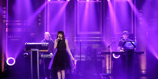 Chvrches Perform "Leave a Trace" on "The Tonight Show"
