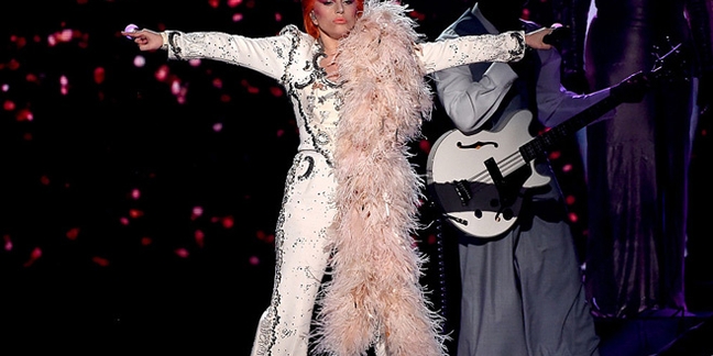 Grammys 2016: Lady Gaga Performs David Bowie Classics