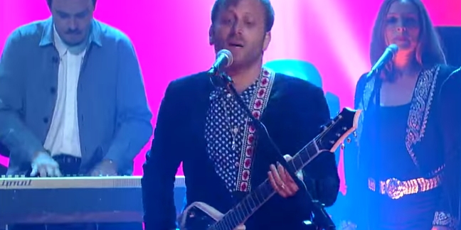 The Black Keys' Dan Auerbach Performs "Outta My Mind" as The Arcs on "Colbert"