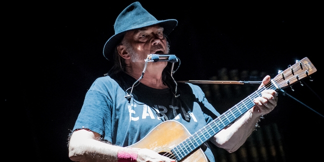 Neil Young Calls on Obama for Further Standing Rock Intervention