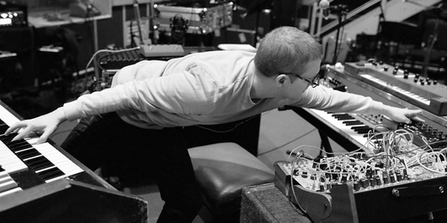 Floating Points Performs "Nespole" and "Argenté" in BBC Maida Vale Session