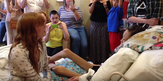 Florence Welch Sings "Shake It Out" With Fan in Hospice: Watch