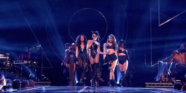 FKA twigs Performs "Figure 8" and "In Time" at MOBO Awards