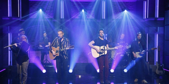Belle and Sebastian Perform "Sukie in the Graveyard" and "Allie" on "Seth Meyers"