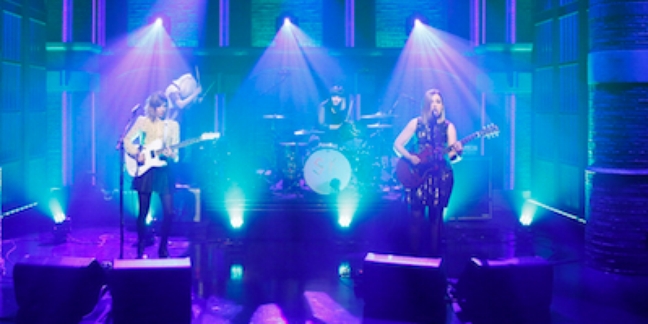 Sleater-Kinney Perform "Price Tag" on "Late Night With Seth Meyers"
