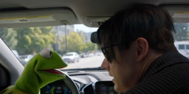 Jack White and Kermit the Frog Sing the White Stripes' "Fell in Love With a Girl" on "The Muppets"