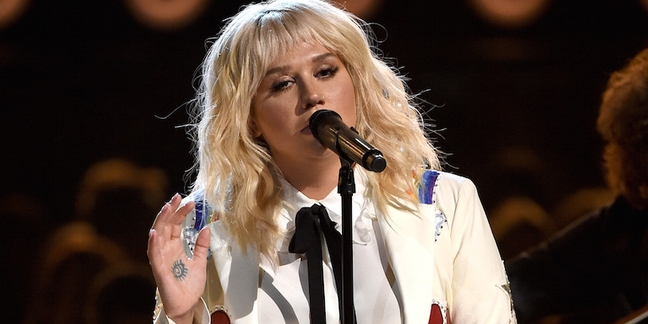 Billboard Music Awards 2016: Watch Kesha Cover Bob Dylan's "It Ain't Me Babe"