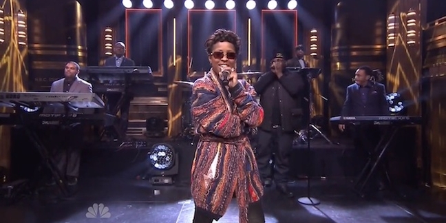 Dej Loaf Does "Try Me" With the Roots on "The Tonight Show"