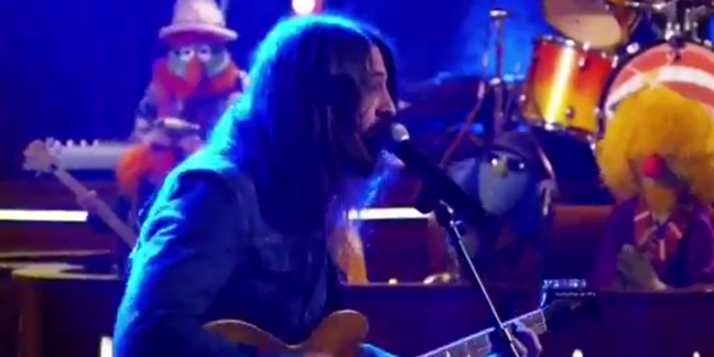 Dave Grohl Performs "Learn To Fly" with Muppets Band