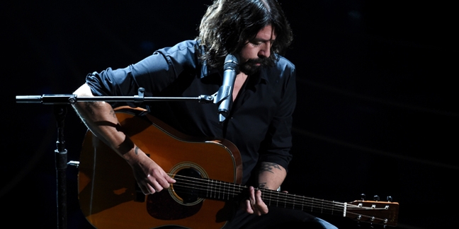 Oscars 2016: Dave Grohl Sings the Beatles' "Blackbird" During "In Memoriam" Segment