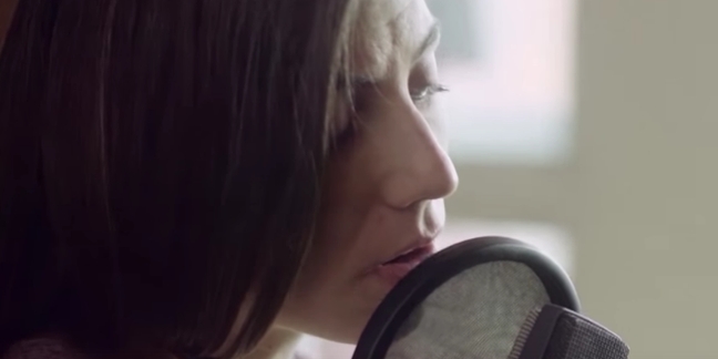 Julia Holter Shares "Betsy On The Roof" Live Performance Video