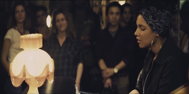 Watch Alicia Keys Perform an Intimate Set at a Paris Bar