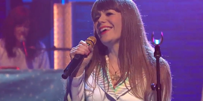 Jenny Lewis Performs "She's Not Me" on "Seth Meyers"