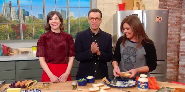 Carrie Brownstein and Fred Armisen Make Grilled Cheese with Rachel Ray