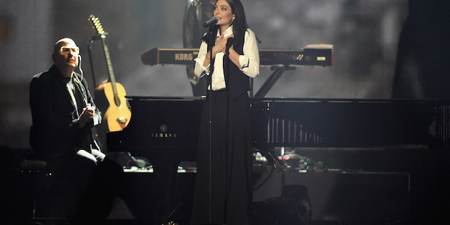 BRIT Awards 2016: Lorde Performs "Life on Mars?" With David Bowie's Backing Band