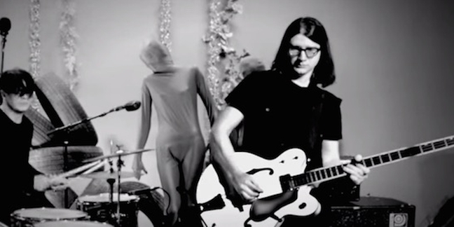 The Dead Weather Perform New Song "Mile Markers"