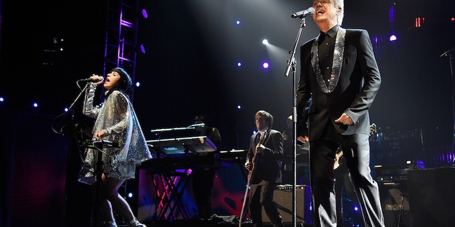 David Byrne, The Roots, and Kimbra Pay Tribute to David Bowie at 2016 Rock and Roll Hall of Fame Ceremony: Watch